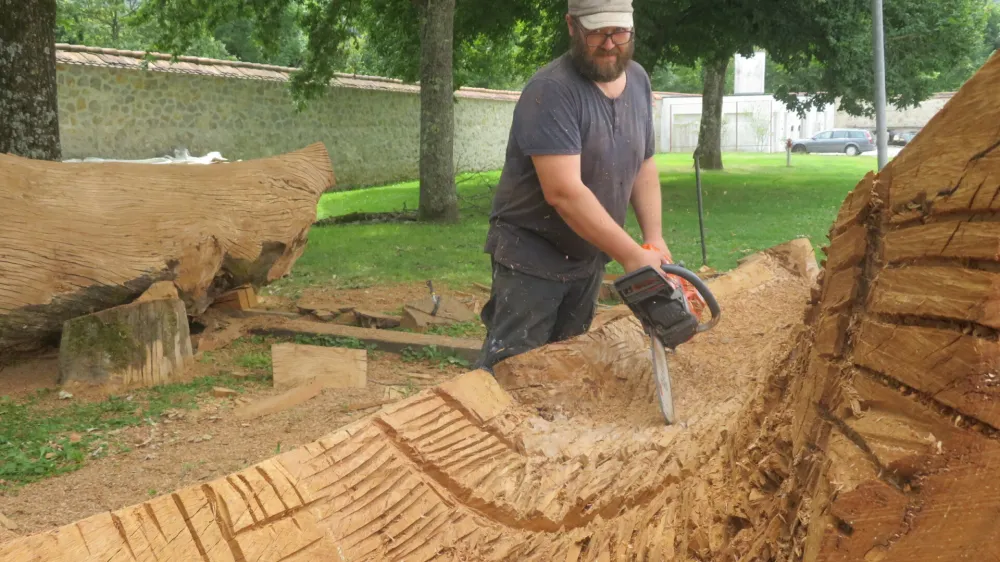 Slovenski kipar Tomaž Furlan je eden od dveh udeležencev leto&scaron;njega simpozija Forma viva v Kostanjevici na Krki. Drugi umetnik je hrva&scaron;ki kipar Alem Korkut.&nbsp;