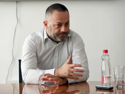 - 05.07.2022 - Danijel Be&scaron;ič Loredan, dr. med., ortopedski kirurg in politik, minister za zdravje v 15. vladi RS pod vodstvom dr. Roberta Goloba od 1. junija 2022 <br><br>//FOTO: Tomaž Skale<br>OPOMBA: DNEVNIKOV OBJEKTIV 2022 &ndash; INTERVJU<br>