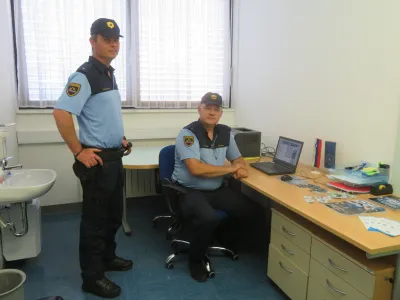 V nedavno odprti policijski pisarni v &Scaron;kocjanu sta občanom dvakrat na teden na voljo policista policijske postaje &Scaron;entjernej Matjaž Kadunc in Marko Ternik, eden bo v pisarni, drugi na terenu.&nbsp;