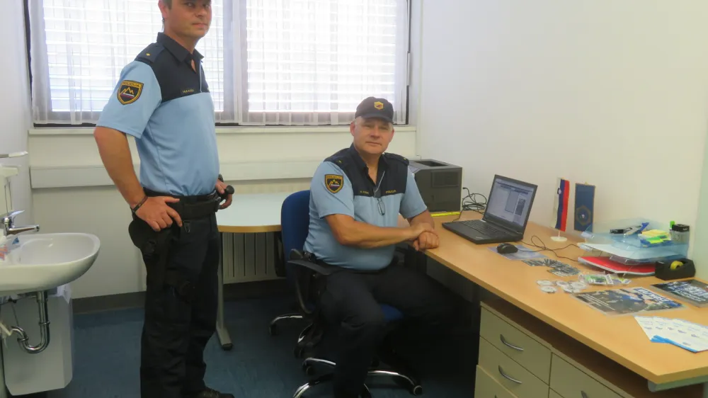 V nedavno odprti policijski pisarni v &Scaron;kocjanu sta občanom dvakrat na teden na voljo policista policijske postaje &Scaron;entjernej Matjaž Kadunc in Marko Ternik, eden bo v pisarni, drugi na terenu.&nbsp;