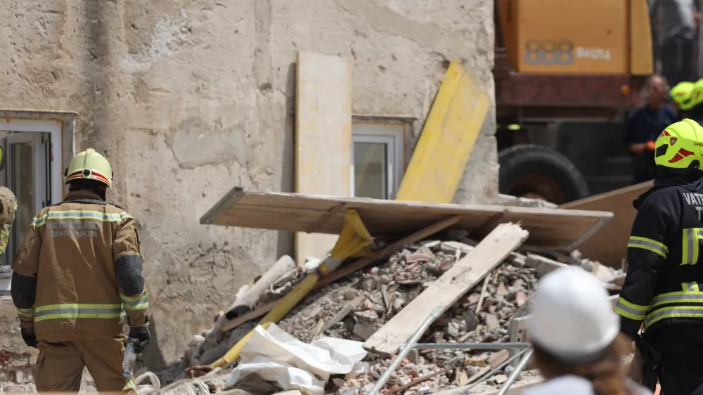 28.07.2023. Trogir - Na podrucju brodogradilista, dogodila se nesreca u kojoj su ozlijedjene dvije osobe. Prema prvim informacijama doslo je do urusavanja zida. Jedna osoba je ostala zarobljena ispod rusevina Photo: Ivana Ivanovic/PIXSELL