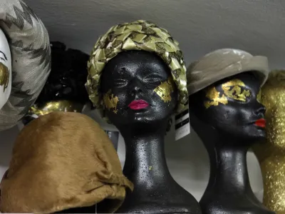 Bogata zbirka mo&scaron;kih in ženskih klobukov.