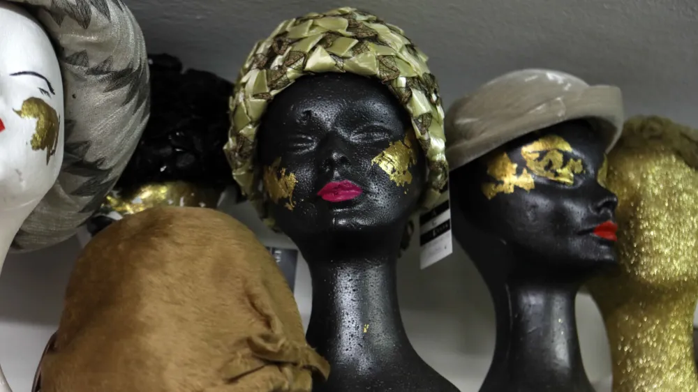 Bogata zbirka mo&scaron;kih in ženskih klobukov.