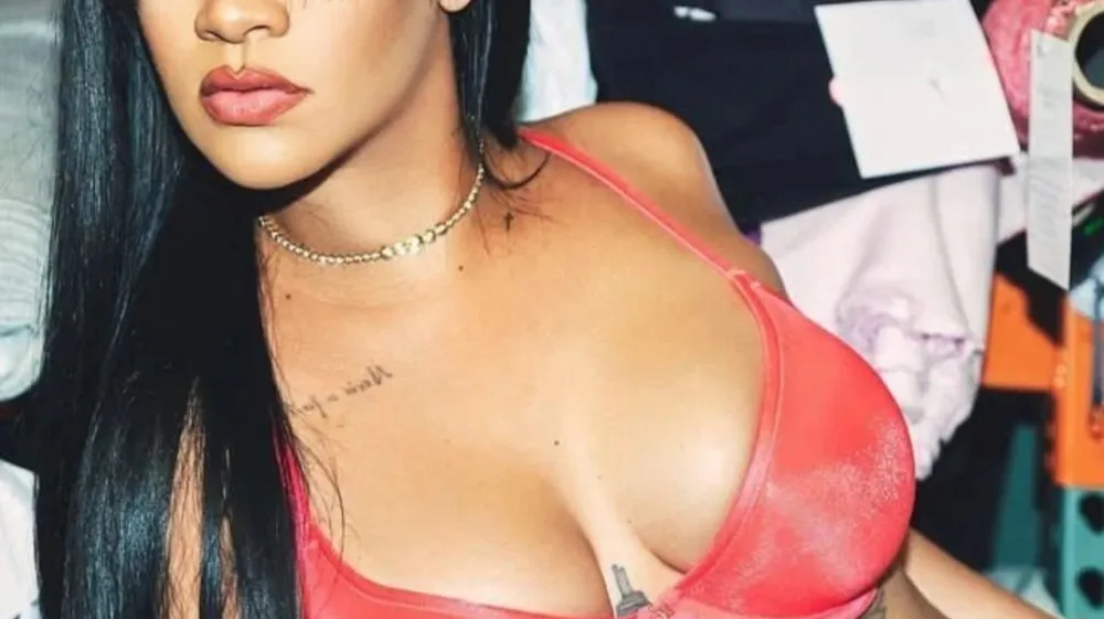 Rihanna je s svojim najnovej&scaron;im videzom za bodoče mamice znova promovirala modo za nosečnice.