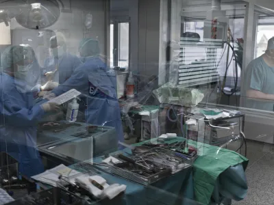 Operacija kolka, dr. Rasto Stok in dr. Peter Pavlov&Auml;Ťi&Auml;ŤFOTO: JAKA GASAR / NEDELJSKI