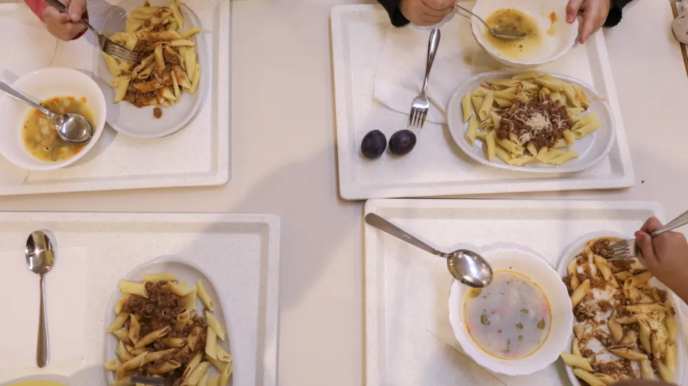 - 29.09.2022 &ndash; Osnovna &scaron;ola Danile Kumar, Gogalova ulica 15 v Ljubljani, &scaron;olska prehrana - kuhinja - priprava kosil za osnovno&scaron;olce //FOTO: Jaka Gasar