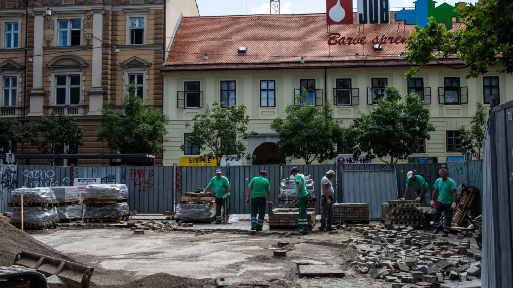 Pri veleblagovnici Nama so začeli postavljati novo skulpturo.&nbsp;