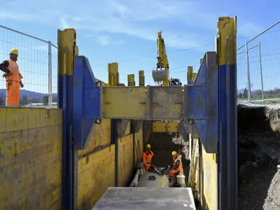 Čeprav okoljsko ministrstvo &scaron;e ni odločilo o tem, ali ljubljanska občina za vgradnjo kinete na delu trase kanalizacijskega kanala C0 potrebuje okoljevarstveno soglasje, je občina po besedah župana Jankovića kineto že v celoti vgradila.
Foto: Nik Erik Neubauer Q