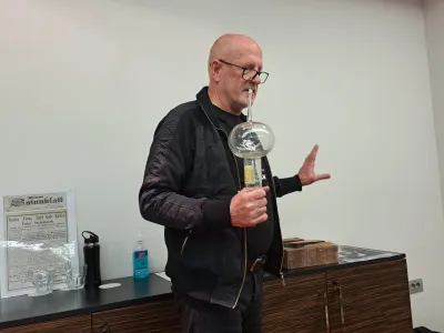 Srečko Lesjak s prvo žarnico iz leta 1879. Foto arhiv Thermane La&scaron;ko<br><br>FOTO: Oglas objavljen v dunajskem časopisu, v nem&scaron;kem jeziku. Foto arhiv Thermane La&scaron;ko<br><br>FOTO: La&scaron;ki župan Marko &Scaron;antej, predsednica uprave Thermane Mojca Leskovar, Srečko Lesjak in član uprave Thermane Dejan Balmazovič pri maketi vodnega kolesa. Foto arhiv Thermane La&scaron;ko<br><br>FOTO: Srečko Lesjak je bil pred leti tudi pobudnik za postavitev Muzeja elektroprenosa Fala La&scaron;ko. Foto osebni arhiv