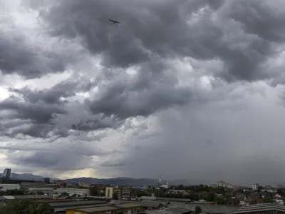 - 08.06.2023 - nevihtni oblaki nad Ljubljano, nevihta, dež, oranžni alarm. močnej&scaron;i naliv, neurje<br><br> <br>//FOTO: Luka Cjuha