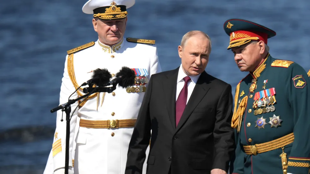 HANDOUT - 30 July 2023, Russia, Saint Petersburg: Russian President Vladimir Putin (C)&nbsp;stands with Russian Defence Minister Sergei Shoigu (R)&nbsp;and Russian Navy Admiral Nikolai Yevmenov during the Naval&nbsp;Parade marking the Russian Navy Day. Photo: -/Kremlin/dpa - ATTENTION: editorial use only and only if the credit mentioned above is referenced in full