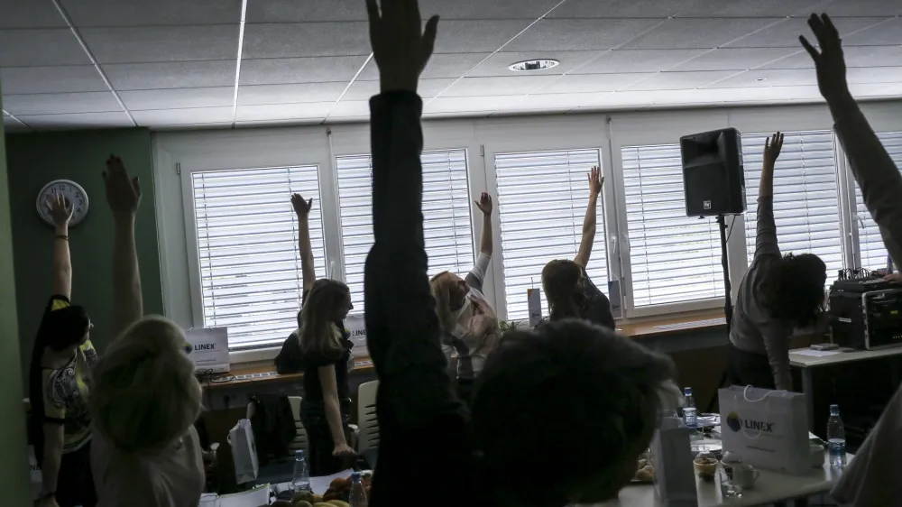 --simbolična fotografija - zdravstvo- prijazno delovno okolje - fizična aktivnost - zaposleni - telovadba - rekreacija - pisarni&scaron;ko delo - delavke<br><br><br><br>- 23.04.2015 - Podjetje Sandoz Biofarmacevtika LEK Menge&scaron;, farmacevtsko podjetje - razvoj podobnih biolo&scaron;kih zdravil, dogodek z naslovom Pomen mikrobiote in probiote za na&scaron;e zdravje in ogled prizvodnje linije:,  //FOTO: Jaka Gasar