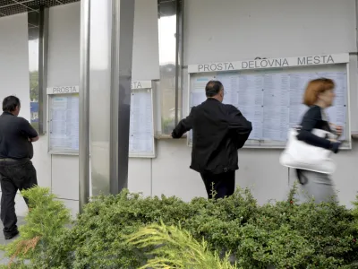 - Zavod RS za zaposlovanje, oglasna tabla - prosta delovna mesta, Parmova ulica 32 //FOTO: Tomaž Zajel&scaron;nik