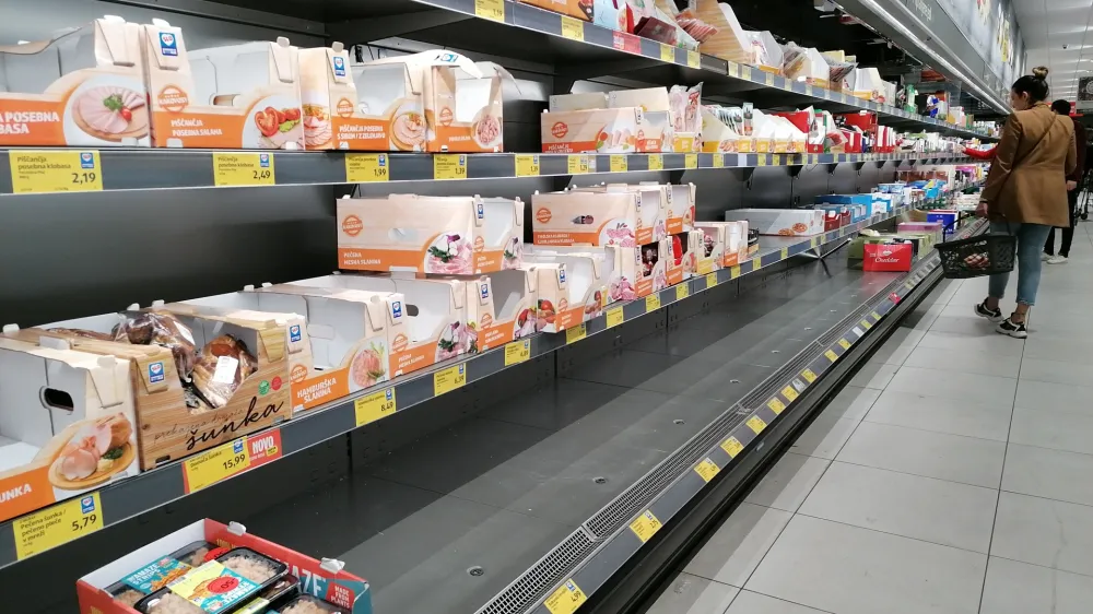 - Hofer Brezovica &ndash; panično nakupovanje večjih zalog hrane - izpraznjene police ob razglasitvi epidemije &ndash; trgovina -<br><br><br>- 12.03.2020 - Koronavirus COVID-19 v Sloveniji &ndash; razgla&scaron;ena epidemija - od 4. marca okuženih 96 oseb - ukrepi za preprečevanje &scaron;irjenja okužb s koronavirusom - <br><br><br>//FOTO: Bojan Velikonja