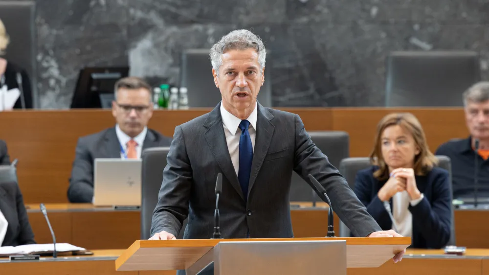 Ljubljana, DZ.<br>Izredna seja DZ, na kateri so med drugim obravnavali predlog novele zakona o odpravi posledic naravnih nesrec.<br>Predsednik vlade Robert Golob.