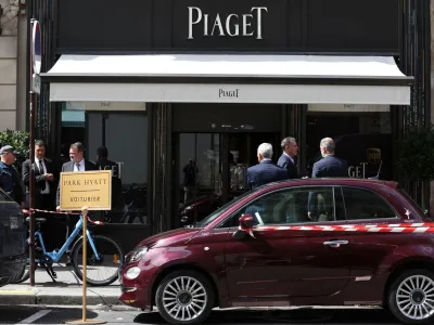 Policisti so bili nekaj minut po pobegu roparjev že na kraju, okolico so za&scaron;čitili z belo-rdečim policijskim trakom, obenem pa omejili dostop do &scaron;ir&scaron;ega območja.