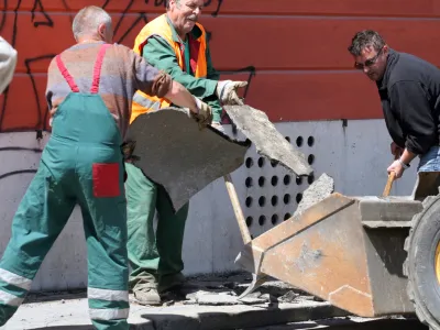 - ilustrativna fotografija - pokojninska reforma - gradbeni&scaron;tvo - delo na cesti - delavec - fizično delo //FOTO: Luka Cjuha