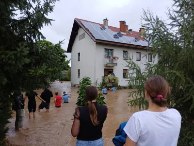 Policisti so iz bloka re&scaron;ili otroka, ki sta ostala ujeta v stanovanju, medtem ko je bila njuna mama na delu v medvo&scaron;kem zdravstvenem domu.&nbsp;