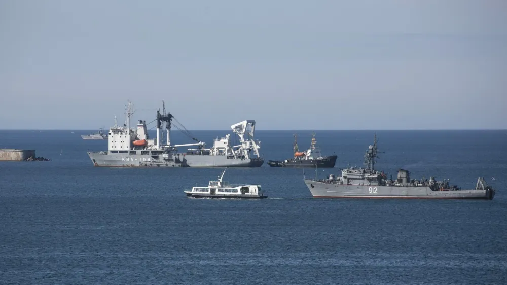 Russian Navy ships block the entrance to the Crimean port of Sevastopol March 5, 2014. REUTERS/Baz Ratner (UKRAINE - Tags: POLITICS MILITARY)