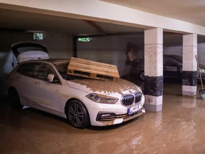 - Tacen, odpravljanje posledic poplav. Poplavljena podzemna garaža. OPOMBA!!!!! Zbri&scaron;i tablico!!!!!!<br><br>- 04.08.2023. Močno deževje in hude ujme so zajele vso Slovenijo in povzročile hude poplave, plazove in zastoje v prometu. Poplave in ujma 2023.<br><br>//FOTO: Bojan Velikonja