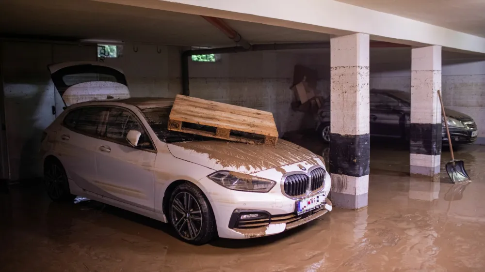 - Tacen, odpravljanje posledic poplav. Poplavljena podzemna garaža. OPOMBA!!!!! Zbri&scaron;i tablico!!!!!!<br><br>- 04.08.2023. Močno deževje in hude ujme so zajele vso Slovenijo in povzročile hude poplave, plazove in zastoje v prometu. Poplave in ujma 2023.<br><br>//FOTO: Bojan Velikonja