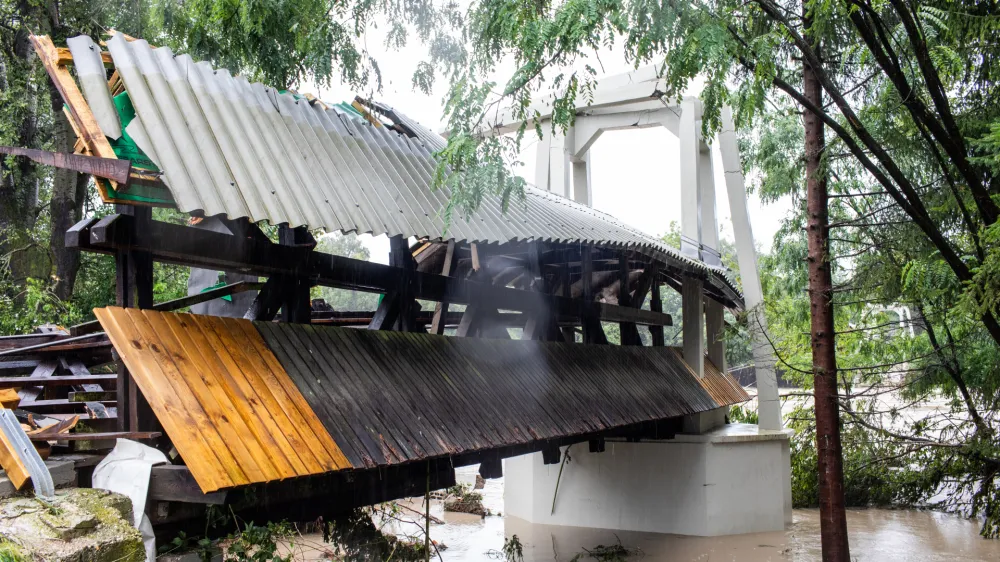 Skoraj 90 stara brv med Vikrčami in Mednim ni zdržala sile vode. Odnesla jo je podivjana Sava.&nbsp;