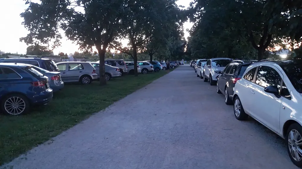 Približno 100 metrov dolg odsek Poti spominov in tovari&scaron;tva, ki je zavarovana kot kulturni spomenik lokalnega pomena, je bil v torek zaparkiran z vozili obiskovalcev &scaron;portnih dogodkov v Stožicah.