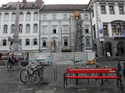  rdeča klopca solidarnosti pod sloganom &raquo;Lepo dejanje najlep&scaron;e mesto najde&laquo;, mestna hi&scaron;a MOL, Robbov vodnjak<br><br>- 27.06.2023 - Mestni trg 27 v Ljubljani - rekonstrukcija stavbe - celostna prenova notranjih prostorov z ojačitvenimi ukrepi - adaptacija &ndash; <br><br>//FOTO: Tomaž Skale<br>