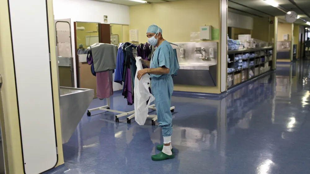 Klinični center KC - operacijski kirur&scaron;ki blok  - ilustrativna fotografija - zdravstvo - zdravniki -  ///FOTO: Luka Cjuha///FOTO: Luka Cjuha