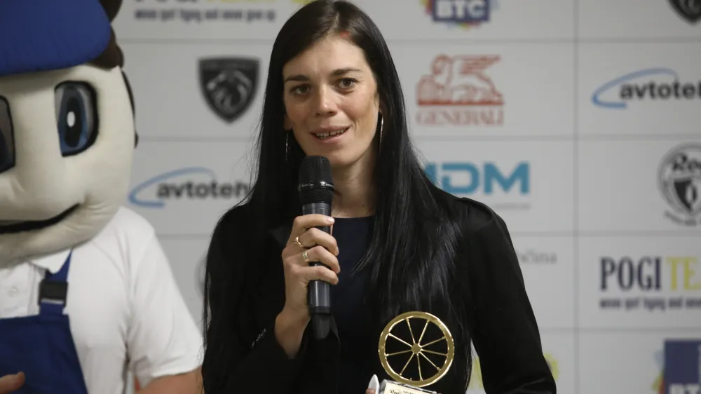 prejemnica priznanja Zlato Rogovo kolo 2021 Eugenia Bujak - 04.11.2021 - Zlato Rogovo kolo 2021 - prireditev s podelitvijo priznanj najbolj&scaron;emu slovenskemu kolesarju in kolesarki //FOTO: Luka Cjuha.