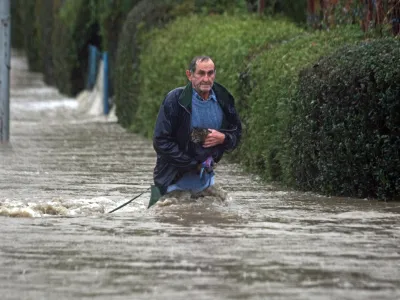 Dogo&scaron;e- Poplave 2012 - reka Drava prestopila bregove zaradi dviga zapornic na avstrijski strani //FOTO: Jaka Gasar