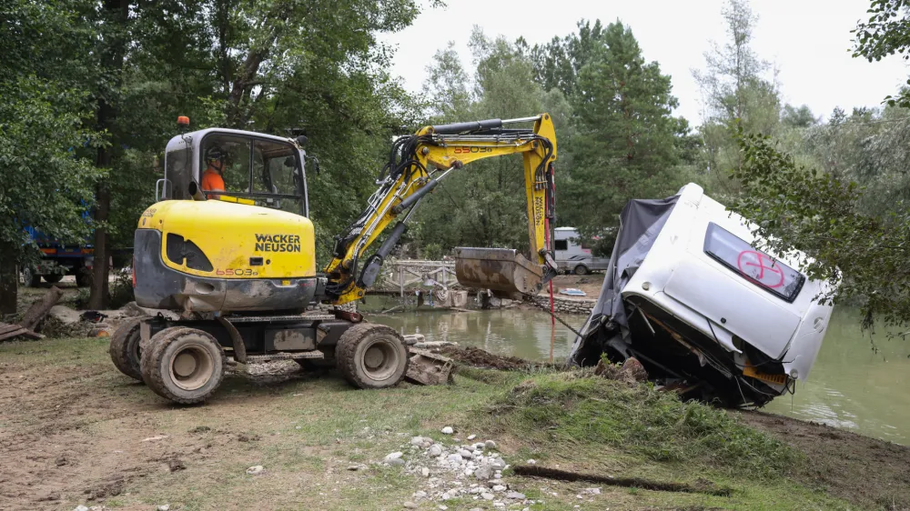 Odpravljanje posledic poplav v kampu Menina v Rečici ob Savinji.&nbsp;