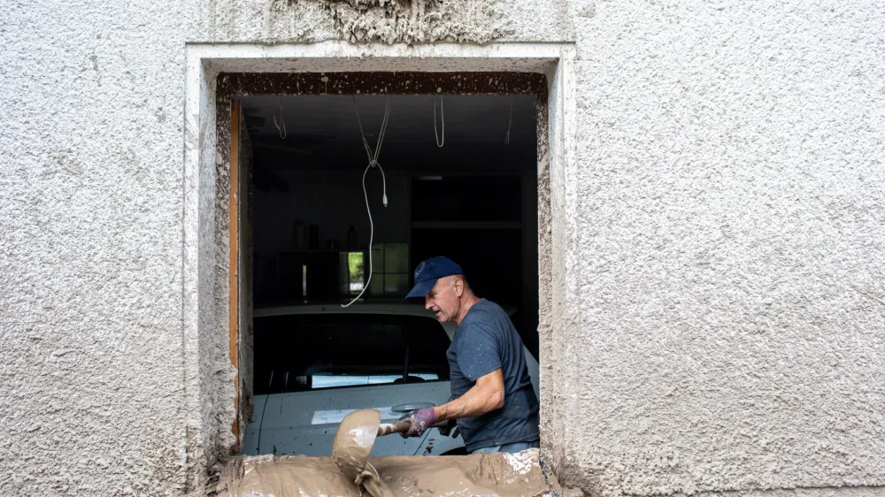 - 30000 kubičnih metrov kamenja zasulo hi&scaron;o.- Žaga v dolini Črne pri Kamniku - odpravljanje posledic poplav &ndash; sanacija &scaron;kode -  - 08.08.2023 &ndash; najhuj&scaron;a naravna ujma v zgodovini Slovenije - prizadeti dve tretjini države - ujma - poplave &ndash; zemeljski plazovi &ndash; //FOTO: Bojan Velikonja