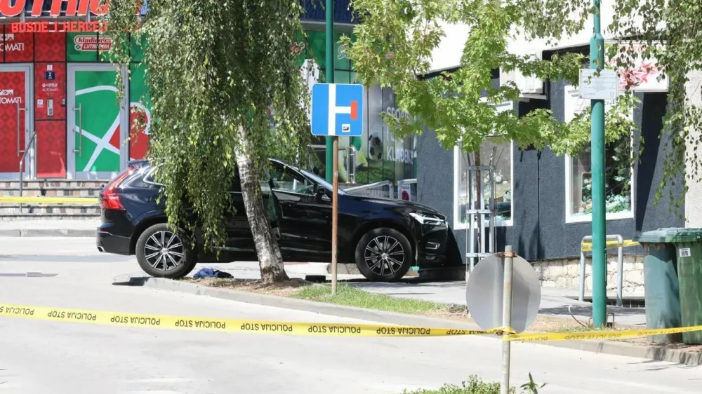 Trener fitnesa je v kraju Gradačac v BiH danes umoril tri ljudi, med drugim biv&scaron;o ženo. Svojemu otroku naj bi prizanesel. 