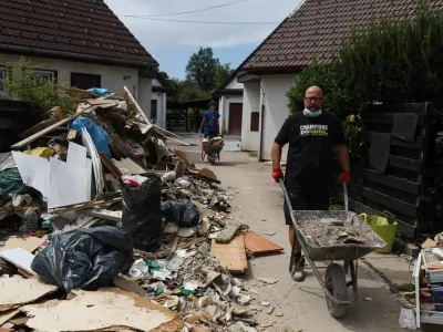 - 10.08.2023 &ndash; Sneberje - Snebersko nabrežje - odpravljanje posledic poplave.Najhuj&scaron;a naravna ujma v zgodovini Slovenije - prizadeti dve tretjini države - ujma - poplave &ndash; zemeljski plazovi &ndash; neurja - //FOTO: Bojan Velikonja