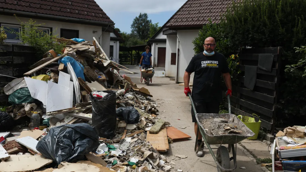 - 10.08.2023 &ndash; Sneberje - Snebersko nabrežje - odpravljanje posledic poplave.Najhuj&scaron;a naravna ujma v zgodovini Slovenije - prizadeti dve tretjini države - ujma - poplave &ndash; zemeljski plazovi &ndash; neurja - //FOTO: Bojan Velikonja
