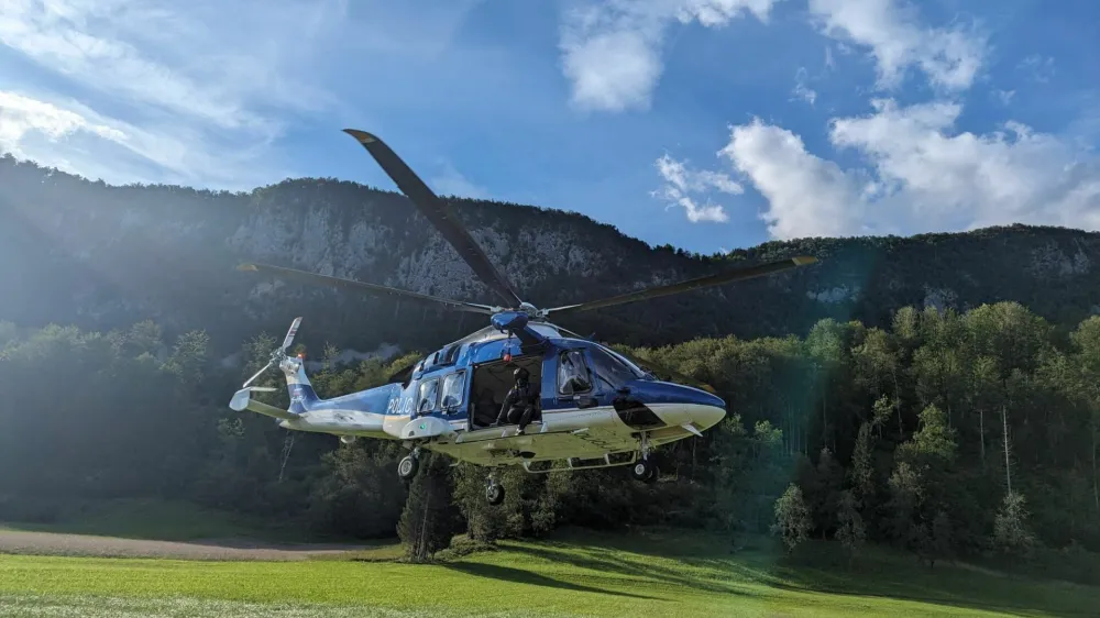 Policijski helikopter, del ekipe za gorsko re&scaron;evanje