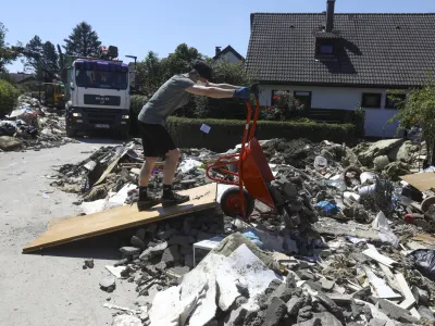 Ljubljana Sneberje- odpravljanje posledic poplav &ndash; sanacija &scaron;kode -- 14.08.2023 - Dan solidarnosti in dela prost dan - najhuj&scaron;a naravna ujma v zgodovini Slovenije - prizadeti dve tretjini države - ujma - poplave &ndash; zemeljski plazovi &ndash; neurja &ndash; prostovoljci - //FOTO: Luka Cjuha