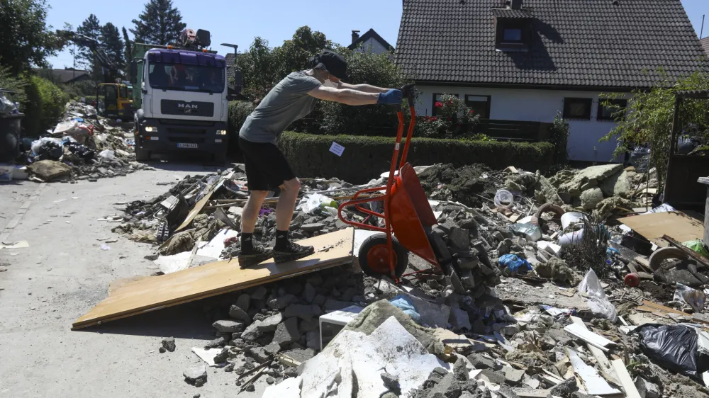 Ljubljana Sneberje- odpravljanje posledic poplav &ndash; sanacija &scaron;kode -- 14.08.2023 - Dan solidarnosti in dela prost dan - najhuj&scaron;a naravna ujma v zgodovini Slovenije - prizadeti dve tretjini države - ujma - poplave &ndash; zemeljski plazovi &ndash; neurja &ndash; prostovoljci - //FOTO: Luka Cjuha