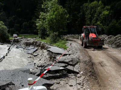 - uničena cesta med Solčavo in Lučami.Solčava - Savinjska dolina- Logarska dolina - odpravljanje posledic poplav &ndash; sanacija &scaron;kode -  - 08.08.2023 &ndash; najhuj&scaron;a naravna ujma v zgodovini Slovenije - prizadeti dve tretjini države - ujma - poplave &ndash; zemeljski plazovi &ndash; //FOTO: Bojan Velikonja