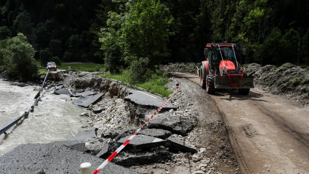 - uničena cesta med Solčavo in Lučami.Solčava - Savinjska dolina- Logarska dolina - odpravljanje posledic poplav &ndash; sanacija &scaron;kode -  - 08.08.2023 &ndash; najhuj&scaron;a naravna ujma v zgodovini Slovenije - prizadeti dve tretjini države - ujma - poplave &ndash; zemeljski plazovi &ndash; //FOTO: Bojan Velikonja