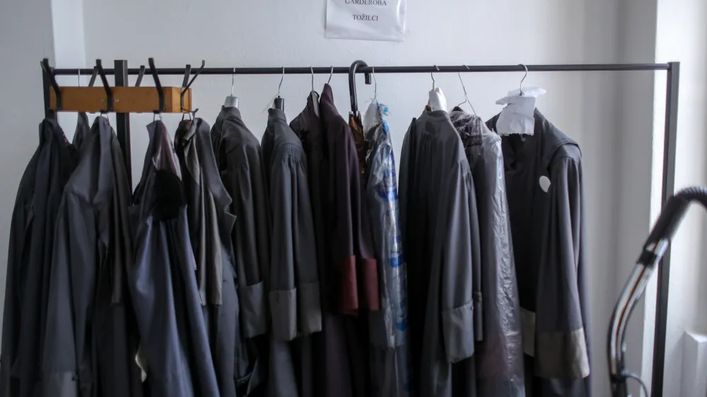 Iskanje odgovorov na pravna vpra&scaron;anja zgolj s pomočjo ChatGPT lahko privede do napačnih odgovorov in celo izmi&scaron;ljenih virov. Foto: Jaka Gasar&nbsp;