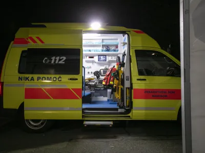 - Urgentni center, UKC Maribor, re&scaron;ilec- 23.10.2020 &ndash; Maribor &ndash; reportaža s protesta in omejitvi gibanja med 21 in 6 uro - 30 dnevna epidemija Koronavirus COVID-19 v Sloveniji &ndash; omejitev gibanja ljudi ponoči med 21. in 6. uro - prepovedano zbiranje več kot &scaron;est ljudi, prepoved vseh prireditev in shodov //FOTO: Matjaž Ru&scaron;t