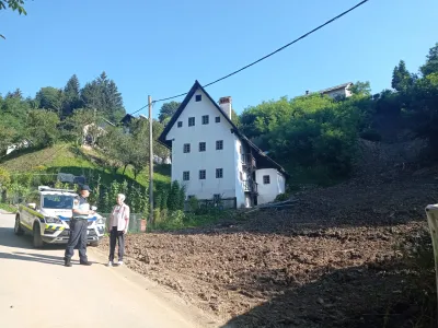 Idrija.<br>Prozenje zemeljskih plazov zaradi mocnih padavin v Idriji.<br>Foto: PU Nova Gorica