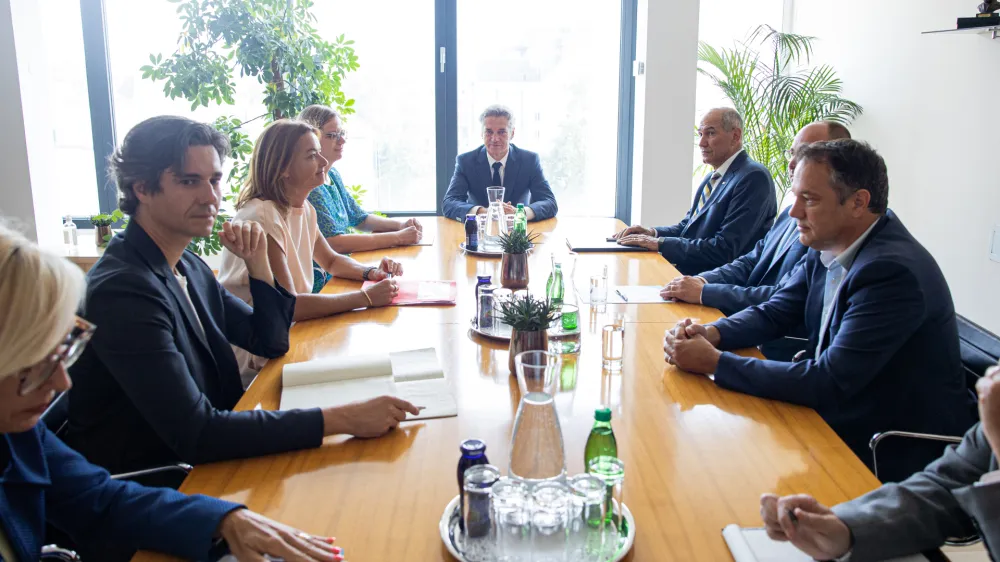 Ljubljana, vlada.<br>Posvet predsednika vlade Roberta Goloba s predsedniki parlamentarnih strank o ukrepih za sanacijo posledic ujme.