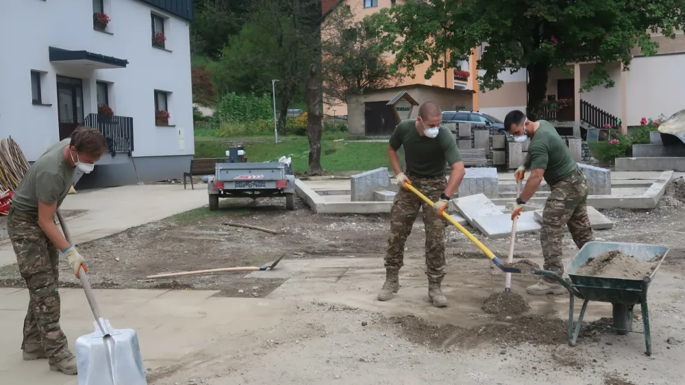 Vojaki Črnjanom &scaron;e vedno pomagajo odstranjevati posledice vodnega razdejanja.
