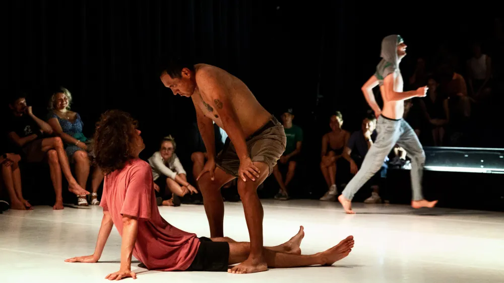 MLADI LEVI 2023, PTL, 20.08.2023<br>Zadeti (Dve ali tri besede o ekstatični mo&scaron;kosti) <br>Daniel Victoria, Michał Salwiński, Aljo&scaron;a Lovrić Krapež<br>predstava