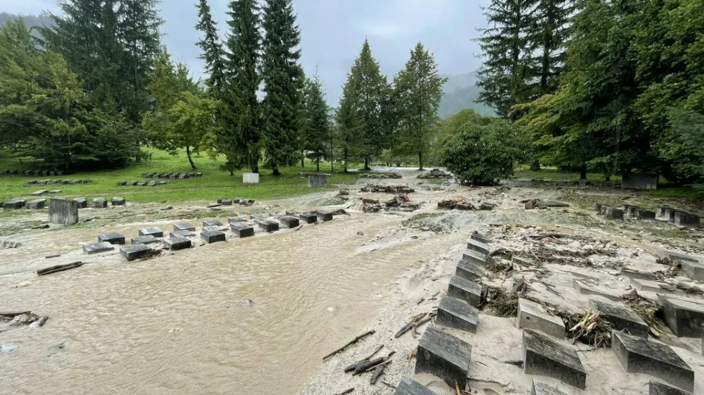 &Scaron;koda za kulturno dedi&scaron;čino pa je nastala tudi v parku gradu Begunje, in sicer na Ravnikarjevem spominskem obeležju Grobi&scaron;če Talcev.