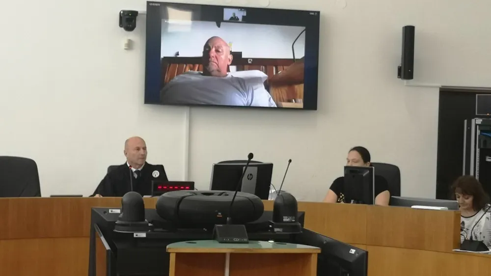 Mirko Tu&scaron; na zasli&scaron;anju v sodni dvorani pred videa