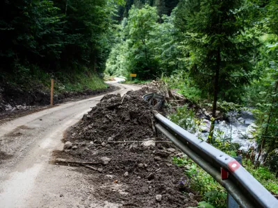 - uničena cesta med Solčavo in Lučami.Solčava - Savinjska dolina- Logarska dolina - odpravljanje posledic poplav &ndash; sanacija &scaron;kode -  - 08.08.2023 &ndash; najhuj&scaron;a naravna ujma v zgodovini Slovenije - prizadeti dve tretjini države - ujma - poplave &ndash; zemeljski plazovi &ndash; //FOTO: Bojan Velikonja